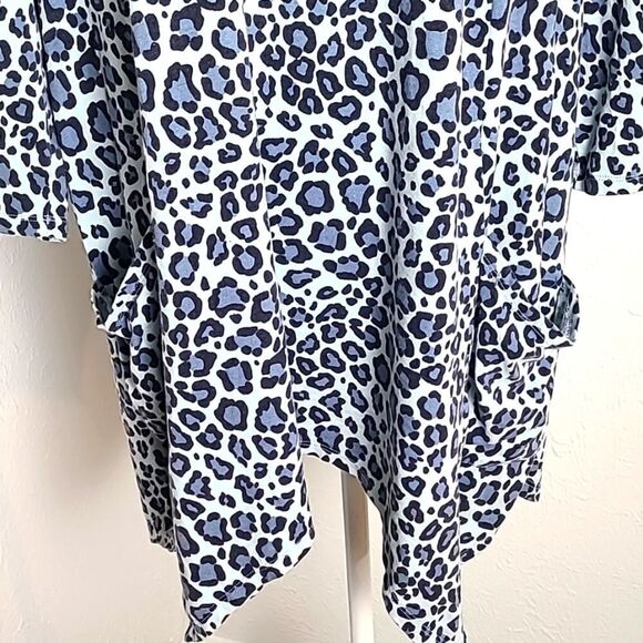 AnyBody Blue Leopard  Top with Big Pockets, Longer on the Sides, Size Large - Picture 3 of 10